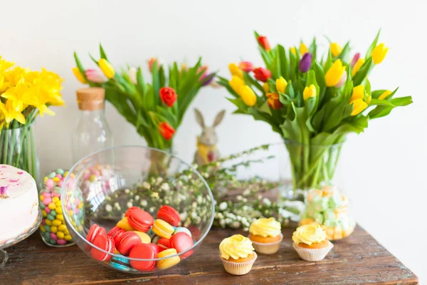 Parlak bademli kurabiye ve kek ahşap bir masa üzerinde. Kapalı doğal ışık alan küçük derinliği ile vurdu
