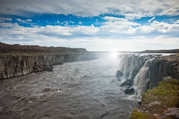 İzlanda 'da Dettifoss Şelalesi