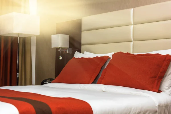 Quarto de hotel com uma cama fresca preparada — Fotografia de Stock
