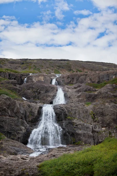 Verão Islândia Paisagem com uma cachoeira — Fotografia de Stock