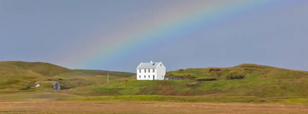 Jižní islandský krajina s rainbow — Stock fotografie