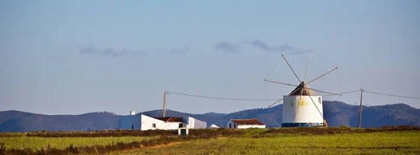 Portugal landsbygdens landskap med gammal väderkvarn — Stockfoto