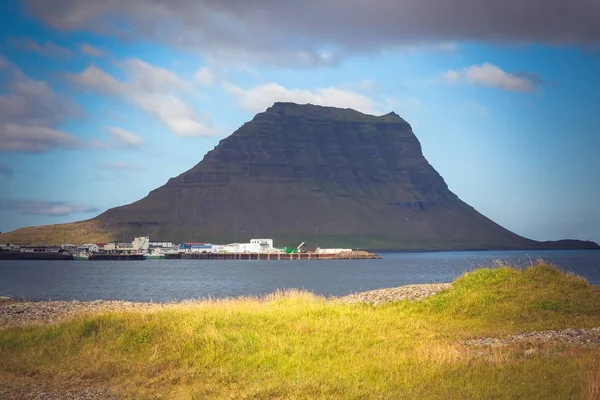 Islandzki Kirkjufell Western góry krajobraz — Zdjęcie stockowe