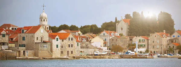 Satul Sepurine, insula Prvic, vedere de la mare — Fotografie, imagine de stoc