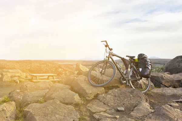 Cykel med aktiv utrustning på Island berg scen — Stockfoto