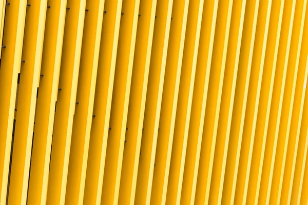 Λεπτομέρεια της πρόσοψης κίτρινο μεταλλικό κτίριο — Φωτογραφία Αρχείου