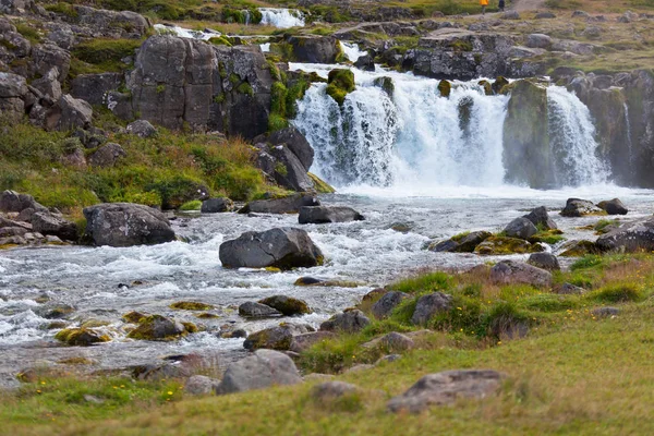 Verano Islandia Paisaje con una cascada Fotos De Stock