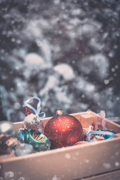 Boules de décoration de Noël dans une boîte en bois — Photo
