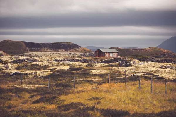 Kleine houten huisje in IJsland landschap — Stockfoto