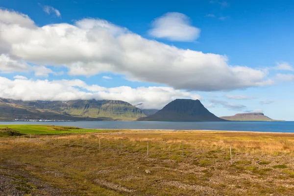 Nyugat-Izlandi Kirkjufell hegyi táj — Stock Fotó