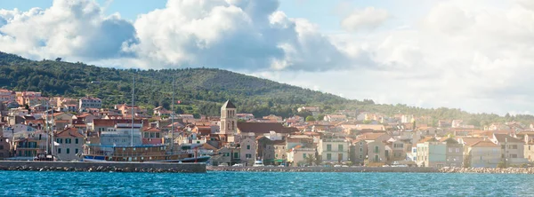 Vodice, Kroatië uitzicht vanaf de zee — Stockfoto