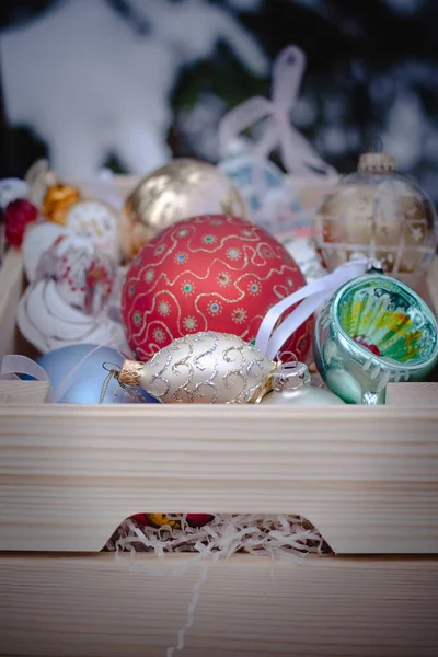 Boules de décoration de Noël dans une boîte en bois — Photo