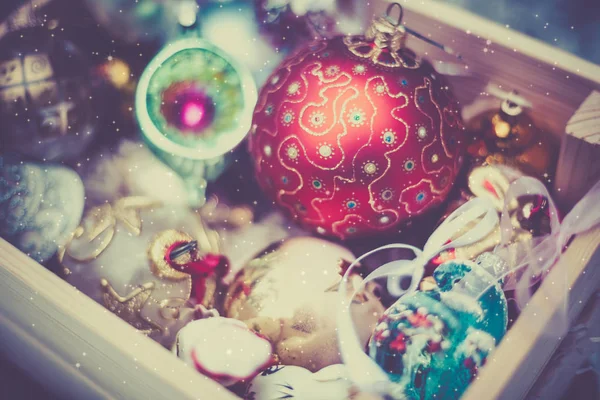 Kerst decoratie ballen in een houten doos — Stockfoto