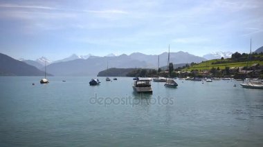 Lake Thun Bernese Oberland'deki / İsviçre üzerinde yüzen tekne