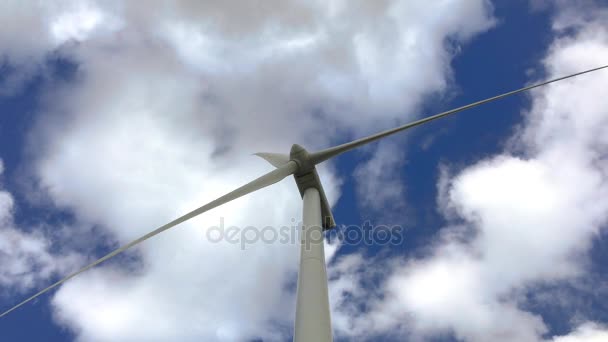 Pracovní Větrná turbína video. Modrá obloha s mraky pozadím — Stock video