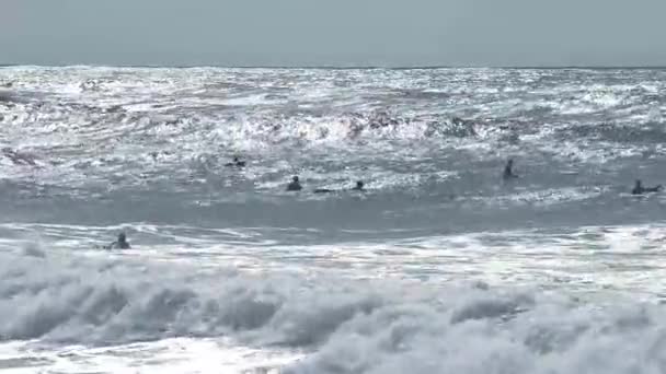 Silhouette di surfisti sulle onde dell'oceano Atlantico nei pressi di Capbreton, Francia — Video Stock