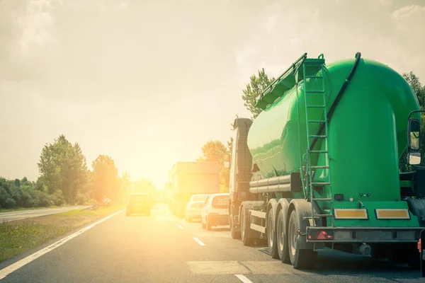 Verkeersopstopping op snelweg. Wachtende auto's lijnen — Stockfoto