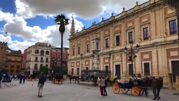 Turistas no centro da cidade de Sevilha, Espanha — Vídeo de Stock