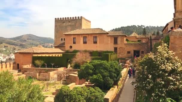 Vista general de la ciudad y del palacio de la Alhambra, Granada, España — Vídeo de stock