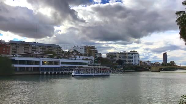Κρουαζιερόπλοιο επιπλέουν στον ποταμό Γουαδαλκιβίρ στη Σεβίλλη της Ισπανίας — Αρχείο Βίντεο