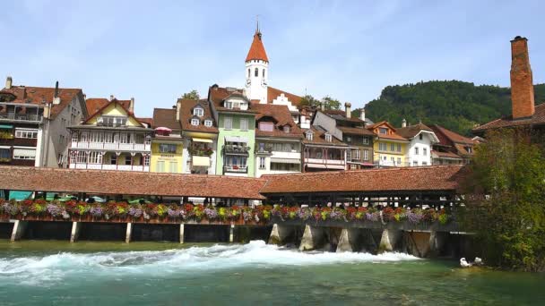 Ponte com um watergate em Thun cidade na Suíça — Vídeo de Stock