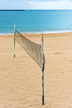 Deniz kenarında bir kum plajı üzerinde net Voleybol