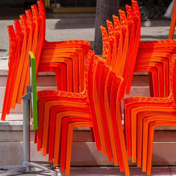 Hromady plastových židlí v uzavřené café — Stock fotografie