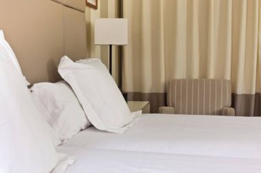 hazırlanan taze yatak, otel odasında sahne