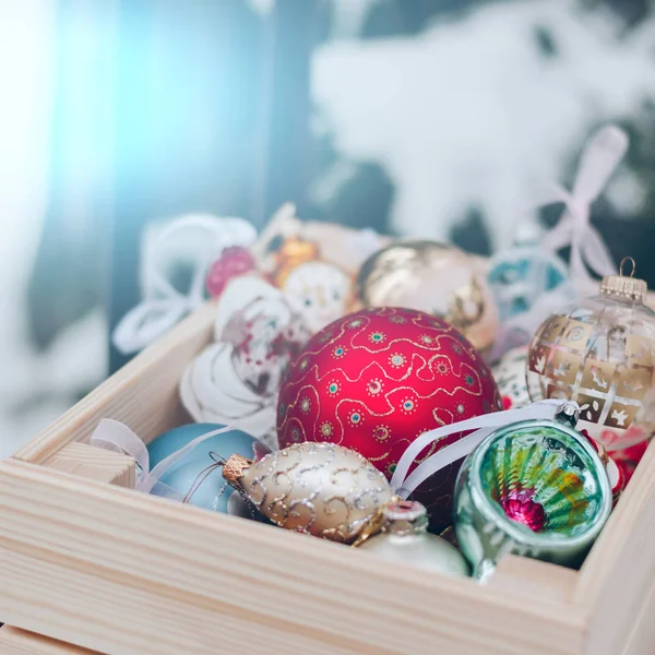 Bolas de decoración navideña en una caja de madera — Foto de Stock