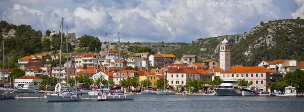 Skradin is een kleine historische stad in Kroatië — Stockfoto