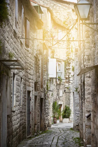 Oude stenen smalle straatjes van trogir, Kroatië. — Stockfoto