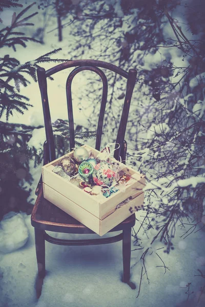 Kerst decoratie ballen in een houten doos — Stockfoto