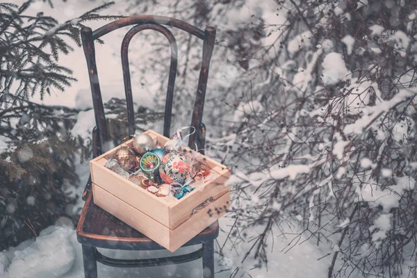 Bolas de decoración navideña en una caja de madera — Foto de Stock