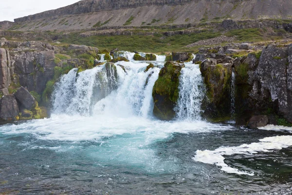 Ισλανδία καλοκαιρινό τοπίο με καταρράκτη — Φωτογραφία Αρχείου
