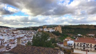 Panoramik Setenil de Las Bodegas, Endülüs, İspanya. Beyaz Köyü