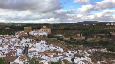 Panoramik Setenil de Las Bodegas, Endülüs, İspanya. Beyaz Köyü