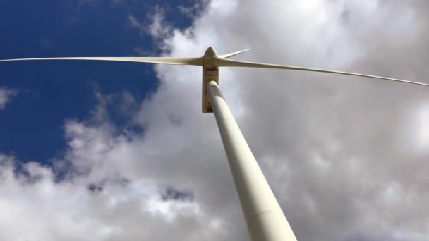 Turbina wiatrowa pracy wideo. Błękitne niebo z chmur tło — Wideo stockowe