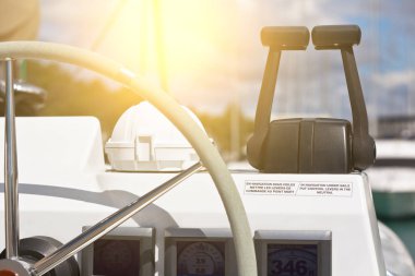 yelkenli yat kontrol tekerleği ve uygulamak