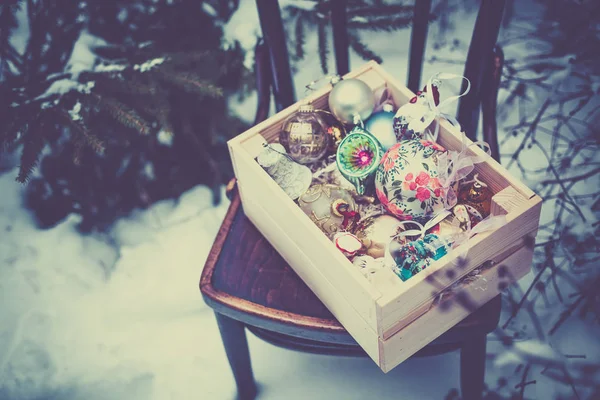 Bolas de decoração de Natal em uma caixa de madeira — Fotografia de Stock