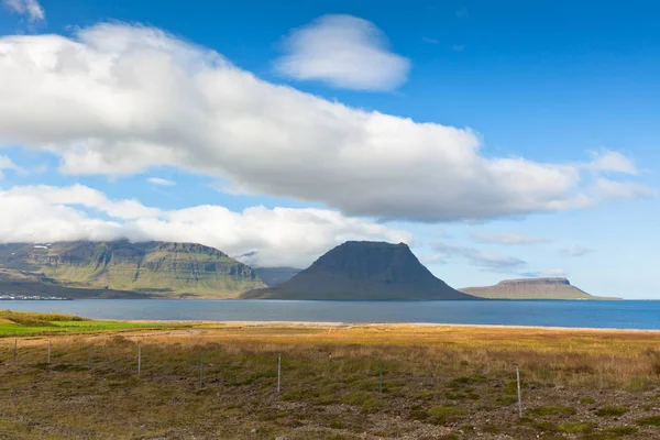 Ocidental islandês Kirkjufell paisagem montanhosa — Fotografia de Stock