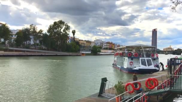 Ισπανία Σεβίλλη Μαρτίου Κρουαζιέρα Πλοίο Επιπλέουν Στον Ποταμό Γουαδαλκιβίρ Στη — Αρχείο Βίντεο