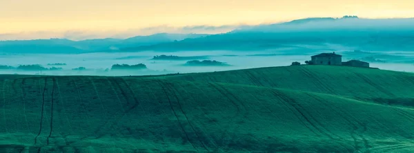Vista de nevoeiro da manhã na fazenda na Toscana, Itália — Fotografia de Stock