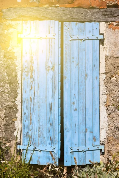 Fasade med blå skodder i Frankrike – stockfoto