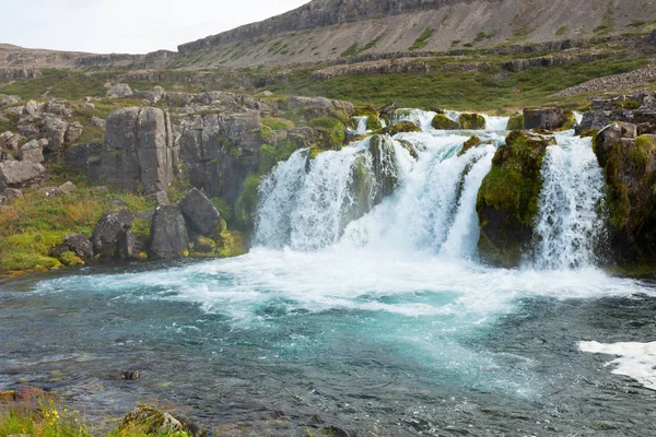 Letní islandská krajina s vodopádem — Stock fotografie