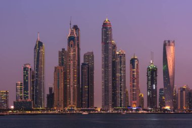 Gece cityscape Dubai City, Birleşik Arap Emirlikleri