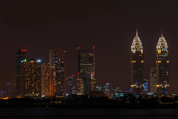 Cidade noturna da cidade de Dubai, Emirados Árabes Unidos — Fotografia de Stock