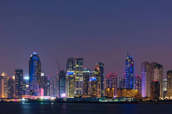 Paesaggio urbano notturno di Dubai, Emirati Arabi Uniti — Foto Stock
