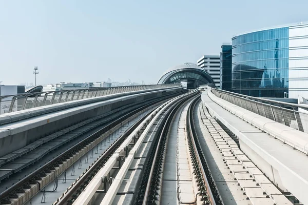 Vue sur la route du métro sur le centre-ville dubai — Photo