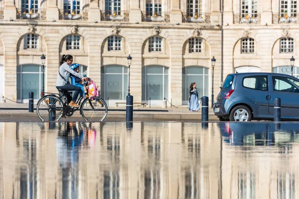Människor ridning cyklar i fontänen i Bordeaux, Frankrike — Stockfoto