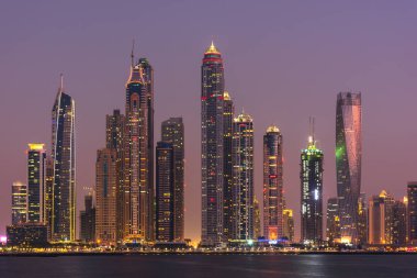 Gece cityscape Dubai City, Birleşik Arap Emirlikleri